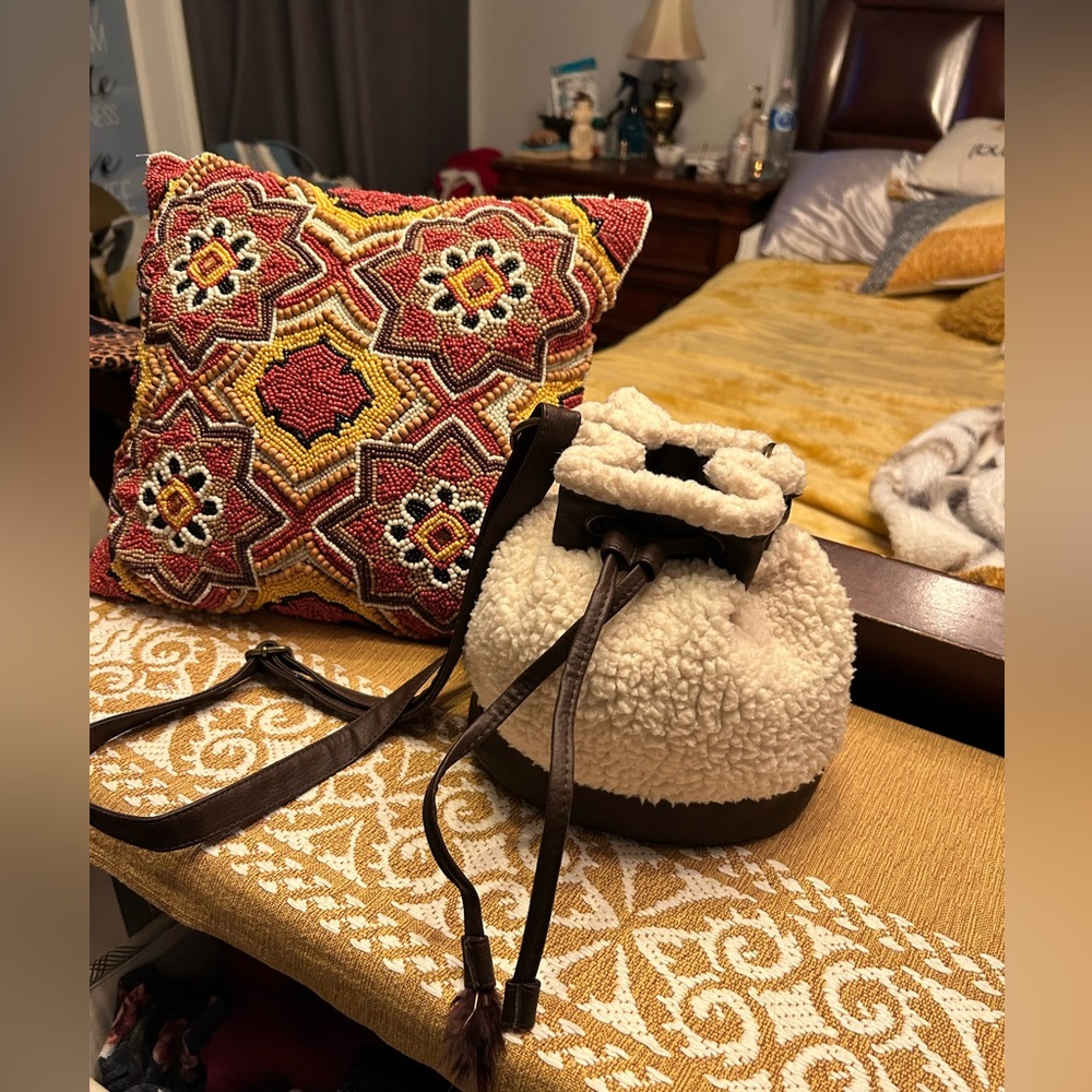 ⚠️🎁3 for $35🎁⚠️ bucket Sherpa drawstring purse like new !!